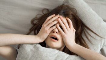 夏　睡眠　エアコン