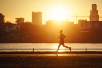 ランニング　朝　夜　痩せる　どっち？